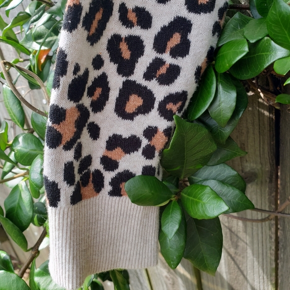Thick & cozy leopard print button down cardigan - Picture 7 of 12